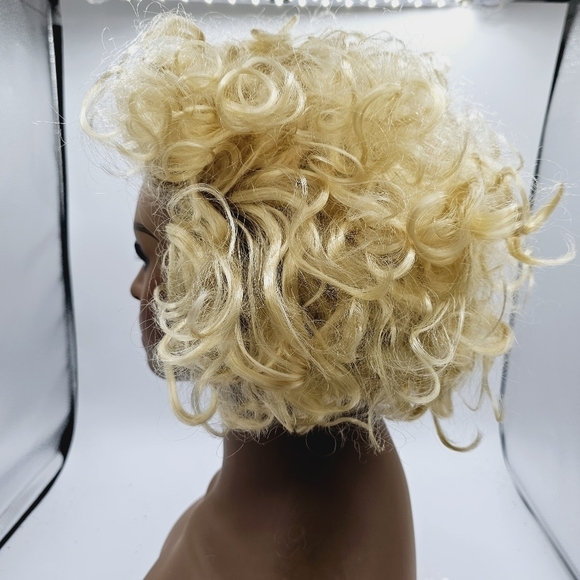Blonde Short Curly Wig - Picture 5 of 6